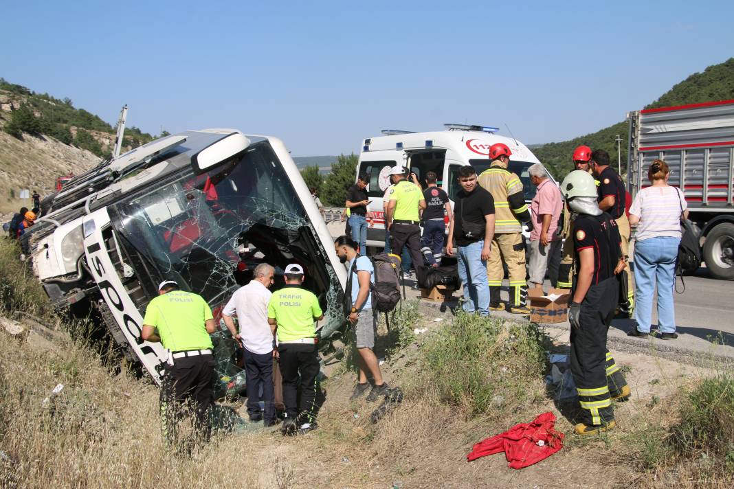 Kütahya’da yolcu otobüsü devrildi! Yaralılar var… 19